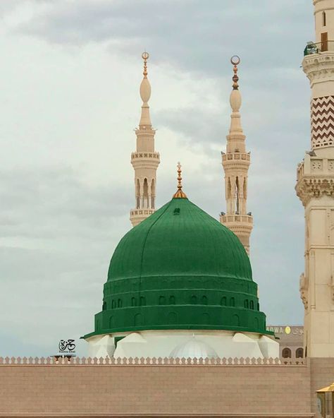 𝙈𝙪𝙝𝙖𝙢𝙢𝙖𝙙(ﷺ)❤️ on Instagram: “Remembers me in Your Prayers❤❣️ . . . . #islaamisbeauty #masjidilharam” Gumbad E Khazra, Madina Shareef, Medina Mosque, Background Images Hd, Hd Picture, Makkah, Hd Images, Ceramic Art, Taj Mahal