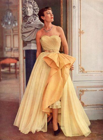 Robert Piguet Evening Gown | Photo by Philippe Pottier, 1950 1950 Style, Christian Dior Dress, Dior Dresses, Robert Piguet, Jacques Fath, Vestidos Retro, Dresses 1950s, 1950 Fashion, 50's Fashion