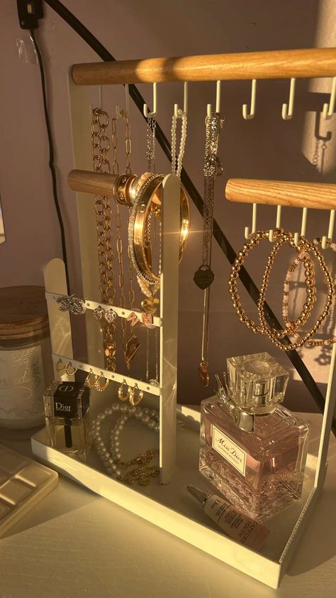 Jewelry And Makeup Organizer, Jewellery Organization Ideas, Jewelery Organiser Wardrobe, Organization Ideas For Jewelry, Jewellery Organisation Aesthetic, Cute Jewelry Organizer, Aesthetic Jewelry Organization, Jewellery Stand Aesthetic, Jewellery Holder Diy