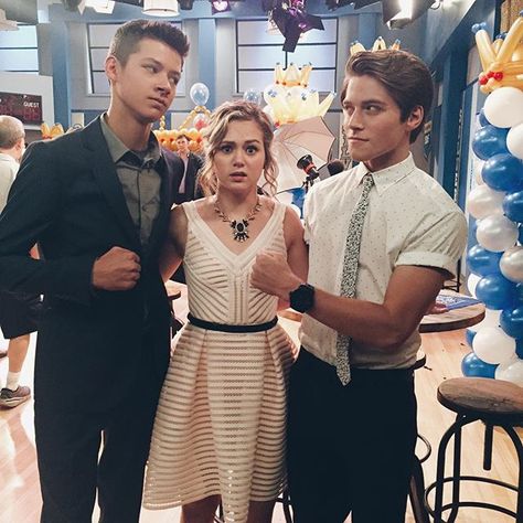 bella and the bulldogs Bella And The Bulldogs, Brec Bassinger, Froy Gutierrez, Forever 21 Girls, Boy Bye, Bulldog Puppies For Sale, Nickelodeon Shows, American Bulldog, Movie Fashion