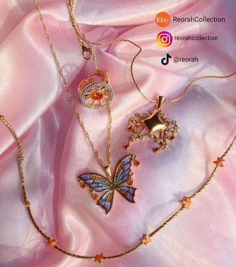 #aesthetic #tiktok #instagram #pinterest #trendy #jewelry #jewelrytrends #reorah #winxclub #winxjewellery #stellawingsnecklace#necklaceoftheday #stellanecklace #pinterestinspired #pinterestgirl #pinterestaesthetic #stellawinxnecklace #enchantixbutterflywingsnecklace #butterflynecklace Butterfly Necklace Aesthetic, Enchantix Wings, 18th Birthday Present Ideas, Fantasy Jewelry Magic, Stylish Jewelry Accessories, Ethereal Jewelry, Wings Butterfly, Faberge Jewelry, Necklace Aesthetic