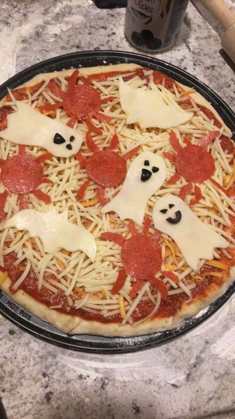 Halloween Pizza Party Ideas, Halloween Party Food Main Dish, Halloween Food Ideas Aesthetic, Spooky Pizza Night, Aesthetic Halloween Food, Spooky Pizza Ideas, Halloween Pizza Ideas, Halloween Pizzas, Halloween Main Dish