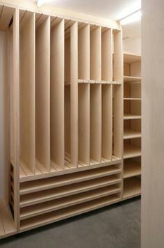 Canvas Storage Home Art Studios, Rangement Art, Art Studio Storage, Art Studio Space, Art Studio Organization, Art Studio Room, Art Studio Design, Storage Shelving, Modern Closet