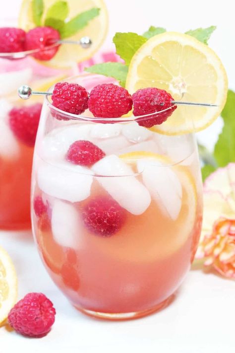 21 Easy Chambord Cocktails (4 ingredients or less!) Pink Lemonade Cocktail, Chambord Drinks, Chambord Recipes, Chambord Cocktails, Raspberry Margarita, Classic Margarita Recipe, Brandy Cocktails, Lemonade Cocktail, Liqueurs Recipes