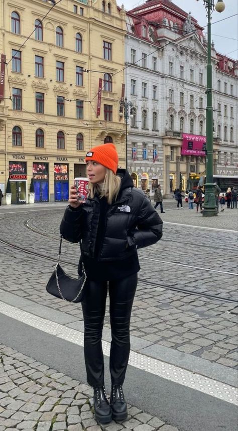 Winter Hypebeast Outfits Women, Womens Fall Jackets 2023, Winter Outfits Black Puffer Jacket, North Face Beanie Outfit, North Face Winter Outfits, Coat And Hoodie Outfit, Long Puffer Jacket Outfit Street Style, Black Jacket Winter Outfit, The North Face Jackets Women Outfit