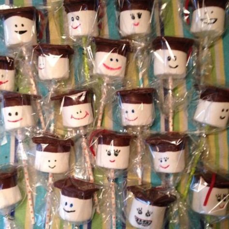 Graduation Cap Treats, Preschool Graduation Snack Ideas, Kindergarten Graduation Treats, Preschool Graduation Food Ideas, Preschool Graduation Treats, Graduation Sweets Ideas, Graduation Meal Ideas, Graduation Sweets Table, Graduation Desserts Ideas