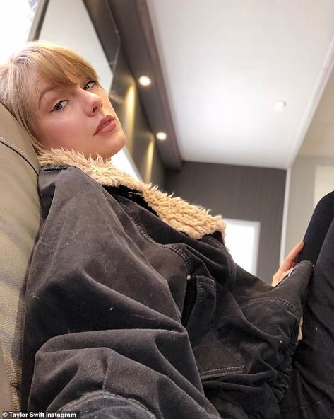 Hard at work: Swift wore a black jacket that had a faux fur collar in a creamy latte beige... #taylorswift Miss Americana, The Archer, Estilo Taylor Swift, Taylor Swift Wallpaper, Long Live Taylor Swift, Swift 3, Taylor Swift Fan, Live Taylor, Taylor Swift 13