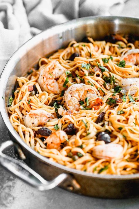 Shrimp Puttanesca, White Wine Pasta Sauce, Pasta Puttanesca Recipe, Chili Pasta, Puttanesca Sauce, Capers Recipe, Fish Pasta, Light Pasta, Pasta Puttanesca