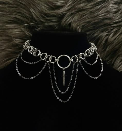 Grunge Choker Aesthetic, Chainmail With Beads, Diy Gothic Accessories, Vampy Jewelry, Goth Necklace Diy, Diy Goth Jewelry, Goth Jewelry Diy, Chainmail Choker, Grunge Chokers