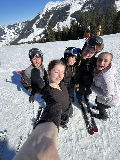 school ski trip. friend photo ideas. austria. Skiing School Trip, School Ski Trip Aesthetic, School Ski Trip, School Trip Aesthetic, Ski Trip Aesthetic, Ski Aesthetic, School Trip, Winter Camping, Ski Trip