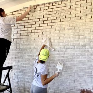 How to Distress Limewash - ROMABIO White Faux Brick Wall, Limestone Wash, Lime Wash Brick, White Wash Brick Fireplace, Lime Wash Walls, Faux Brick Wall, Interior Brick, Brick Interior, Brick Fireplace Makeover