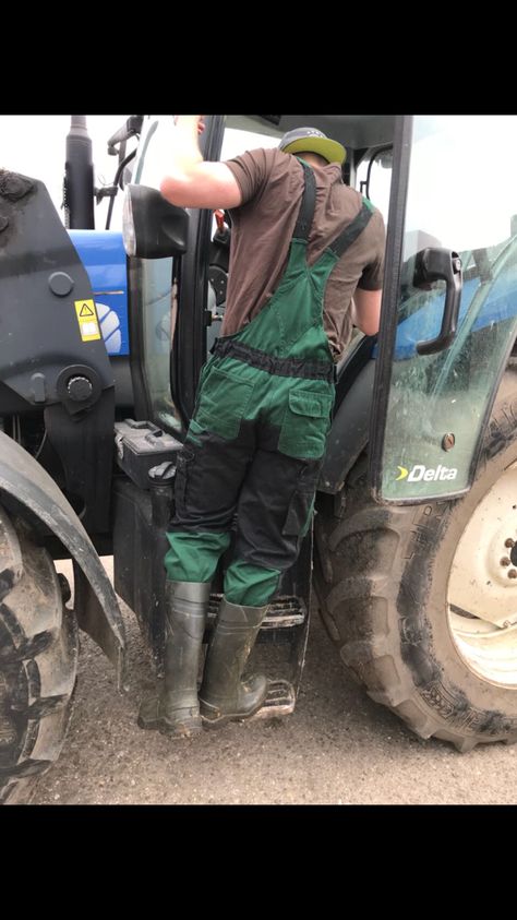 Farmer Overalls, Dunlop Boots, Farmer Fashion, Mens Wellies, Farmer Outfit, Northern Germany, Army Gears, Farm Clothes, Wellies Boots