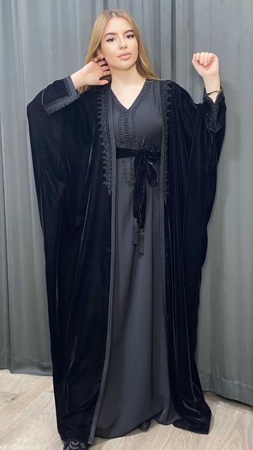 Caftan Simple, Morrocan Fashion, Moroccan Kaftan Dress, Moslem Fashion, Moroccan Clothing, Kaftan Designs, Kimono Outfit, Abaya Style, Mode Kimono