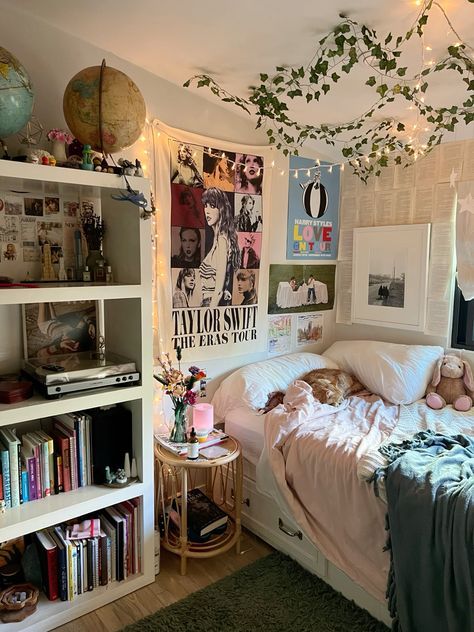 Reader Bedroom Ideas, Fandom Bedroom Aesthetic, Taylor Swift Bedroom Ideas, Antique Room Aesthetic, Taylor Swift Bedroom, Aesthetic Room Inspiration, Cuartos Aesthetic, Antique Room, Small Bedroom Inspiration