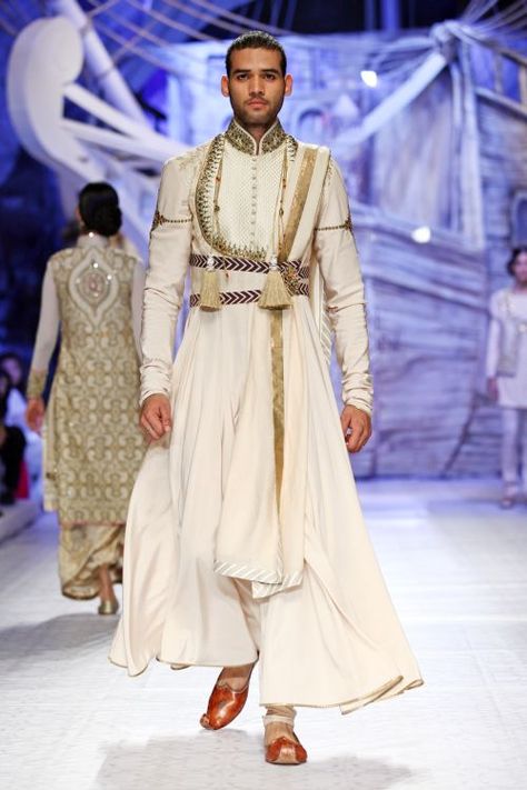 Male Indian Fashion, India Fashion Men, भारतीय इतिहास, Jj Valaya, India Culture, Wedding Outfit Men, Indian Men Fashion, Fashion Week 2018, Bridal Fashion Week