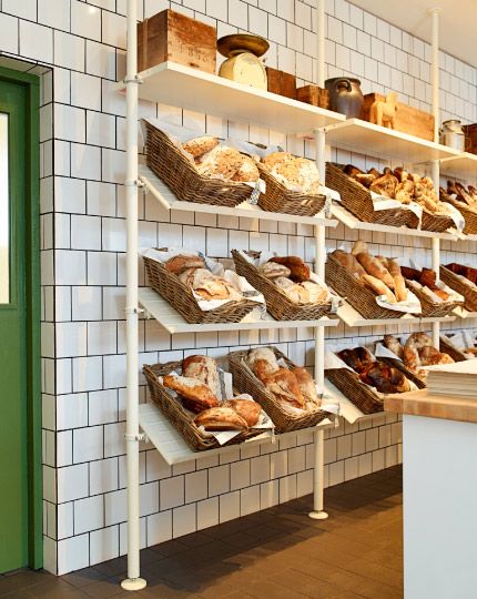 Pan expuesto en cestas de ratán BYHOLMA sobre un estante zapatero STOLMEN Bread Display, Bakery Display Case, Bakery Shop Design, Bakery Store, Bakery Interior, Bakery Design Interior, Bread Shop, Bakery Decor, Food Retail