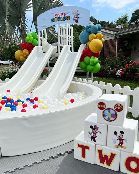 Outdoor Soft Play Area, Birthday Party Games For Toddlers, Ball Pit With Slide, Party Rental Ideas, Birthday Setup, Soft Play Centre, Toddler Party Games, Pula Pula, Kids Ball Pit