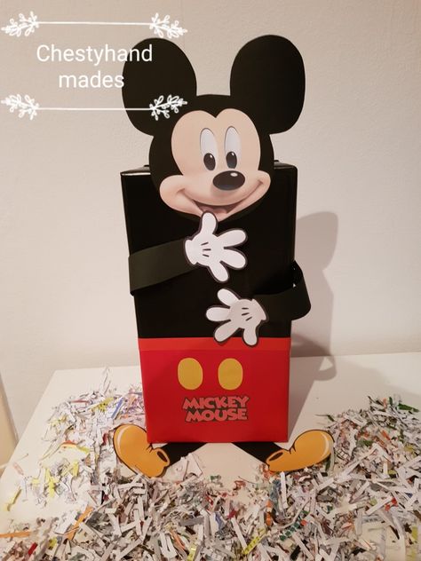 Surprise mickey mouse Mickey Valentines Boxes, Mickey Mouse Wrapping Ideas, Mickey Mouse Valentine Box Ideas, Diy For School, Cardboard Box Ideas, Valentines Toddler, Diy Valentines Box, Mickey Mouse Gifts, Homemade Christmas Crafts