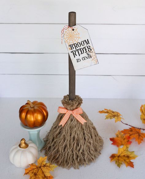 Witches' broom made from a plunger. Broom Craft, Easy Halloween Craft, Craft For Adults, Halloween Witch Brooms, Halloween Brooms, Witches Broom, Fall Pumpkin Crafts, Fall Decor Diy Crafts, Fall Decor Dollar Tree