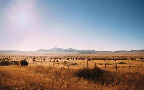 West Texas Landscape, Chain Link Fence Installation, Welded Wire Fence, Fence Construction, Texas Landscape, Barbed Wire Fencing, Split Rail Fence, Country Fences, Wire Mesh Fence