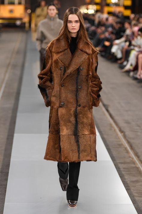 Fur Jacket Outfit, Milan Fashion Week Street Style, Winter Fashion Outfits Casual, Show Collection, Career Wear, Fashion Week Street Style, Fashion Show Collection, Fall 2024, Winter Fashion Outfits