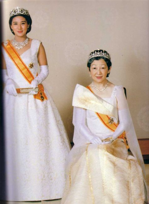 Crown Princess Masako and Empress Michiko (Empress consort) of Japan Royal People, Empress Michiko, Royal Pictures, Japanese Princess, Rainha Elizabeth Ii, Royal Crowns, Royal Tiaras, Princess Wedding Dress, Royal Style