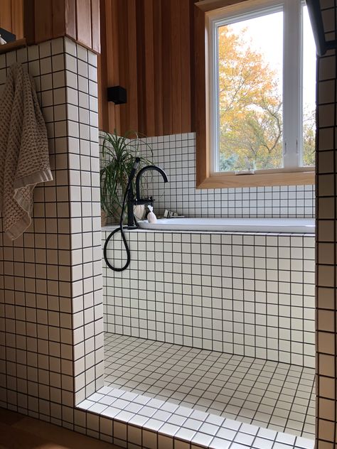 Midcentury Beach House Exterior, Bathroom Design Terracotta, 70s House Bathroom, Retro Cabin Bathroom, 1970s Tile Bathroom, Grid Tile Bathroom, Simple Garage Ideas, Mcm Powder Room, Mid Centric Modern House