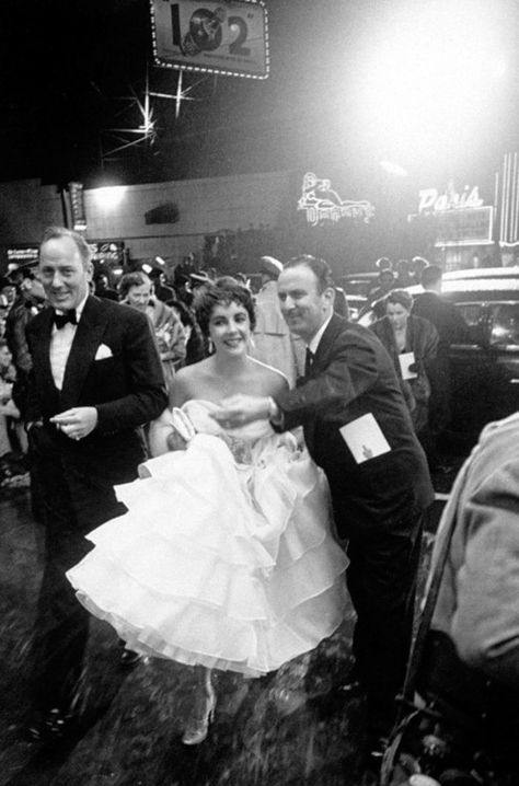 Elizabeth Taylor at the academy awards - 1953 Michael Wilding, Elizabeth Taylor Jewelry, Best Actress Oscar, Oscars Red Carpet, Oscar Fashion, Red Carpet Look, Oscar Dresses, Hollywood Icons, The Plaza