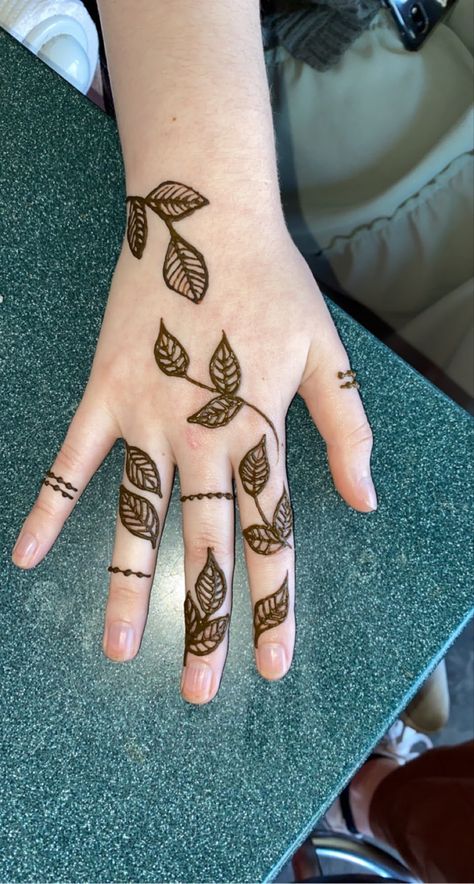 Modern Mehndi Design, Simple Hand Henna, Small Henna Designs, Hand Henna Designs, Palm Henna, Cute Henna Designs, Modern Mehndi, Cute Henna Tattoos, Small Henna