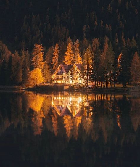 Cottages / Cabins / Camping on Instagram: “Describe this cottage in emoji’s 🔹| Follow @CabinCraze 🔹| Follow @CabinCraze 🔹| Follow @CabinCraze 📸| Via @foxsbackpack” Fall Bonfire, Cute Cabins, Renovation Diy, Construction Ideas, Nature Architecture, Cozy Spot, Decoration Styles, House Construction, Alpine Lake