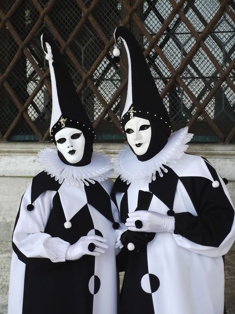 Jester Black And White, Black And White Circus Costume, White Mask Aesthetic, Black And White Costumes, Black And White Carnival, Jester Costume Halloween, Jester Puppet, Carnaval Mask, Jester Halloween