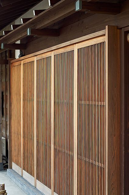 Japanese Front Door, Geek Bedroom, Japanese Sliding Doors, Ideas Armario, Sliding Door Design, Tiny Bathrooms, Sliding Doors Interior, Japanese Interior, Wooden Slats