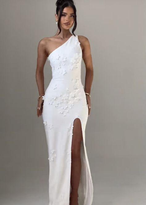 Elegant Dresses Classy Short, Valedictory Dress, White Wedding Guest Dress, Graduation Dress University Classy, White Graduation Gown, White Dress With Pearls, Total White Outfit, White Wedding Guest Dresses, Wardrobe Build