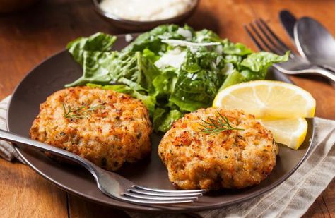 Imitation Crab Meat Crab Cake Recipe by Milagros Cruz Frozen Crab Cakes, Fried Crab Cakes, Crab Meat Recipes, Crab Cake Recipe, Crab Recipes, Air Fryer Recipes Healthy, Idee Pasto Sano, Gordon Ramsay, Crab Meat