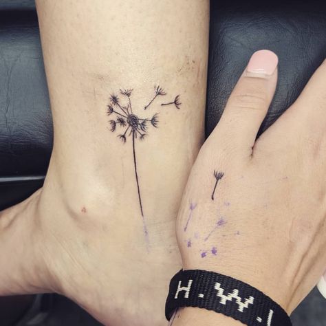 Mother Daughter Tat, Mum And Daughter Tattoo, Connecting Tattoos, Mommy Daughter Tattoos, Dandelion Tattoo Design, Father Daughter Tattoos, Mom Daughter Tattoos, Dandelion Tattoo, Muster Tattoos