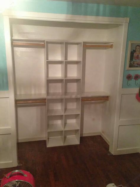 Layout Bedroom, Organiser Son Dressing, Shared Closet, Shared Bedroom, Closet Organization Diy, Shared Room, Kid Closet, Small Closet, Bedroom Closet