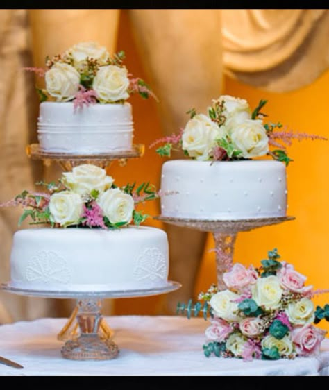 Love the separated tiers. Separate Tier Wedding Cake, Wedding Cake Display Ideas, Wedding Cake Tiers, Cupcakes Simple, Cake Alternatives, Wedding Cake Setting, 4 Tier Wedding Cake, Wedding Cake Display, Backyard Wedding Ceremony