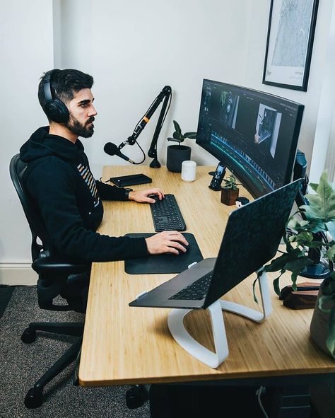 Desk | Developer | Coding on Instagram: “Working on a small movie of me building my gaming ITX build. ✌🏼⁣⁣ ⁣⁣ What are you up to today? 😅 . . 📸by: @fidalgodev . . . Do you want…” Itx Build, Trading Desk, Audio Studio, Computer Desk Setup, Home Studio Setup, Frontend Developer, Bedroom Setup, Workspace Inspiration, Cool Office