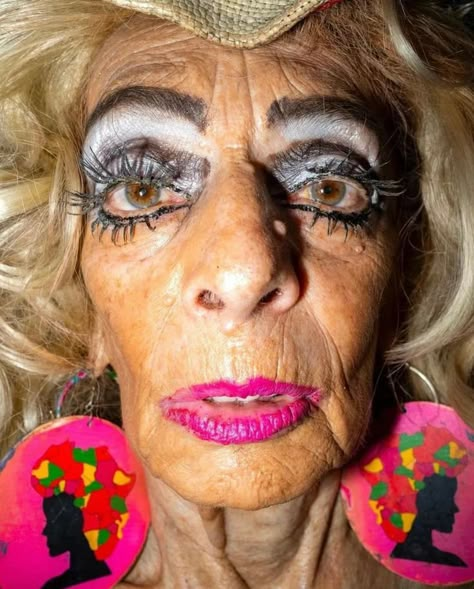 Funny Makeup Memes, Funny Mugshots, Funny Face Photo, Makeup Memes, Bad Makeup, Funny Old People, Makeup Humor, Grandma Fashion, Fashion Fails