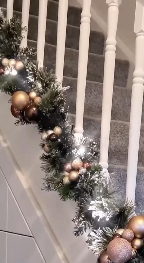 Diy Christmas Garland Mantle, Garland For Stairs, Crafts Christmas Diy, Garland Staircase, Christmas Garland Staircase, Christmas Shop Displays, Christmas Garland On Stairs, Staircase Decoration, Christmas Banister