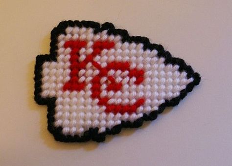 Needlepoint Magnets, Native American Beadwork Earrings, Football Crafts, Native American Beadwork Patterns, Plastic Canvas Coasters, Chiefs Logo, Earrings Patterns, Beaded Earrings Diy, Hama Beads Patterns