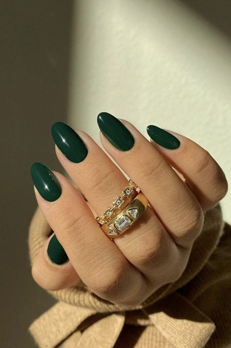 Trending Nail Colors, Winter Nail Ideas, Emerald Nails, Christmas Nail Ideas, Nails Trending, Dark Green Nails, Winter Manicure, Green Nail, Casual Nails