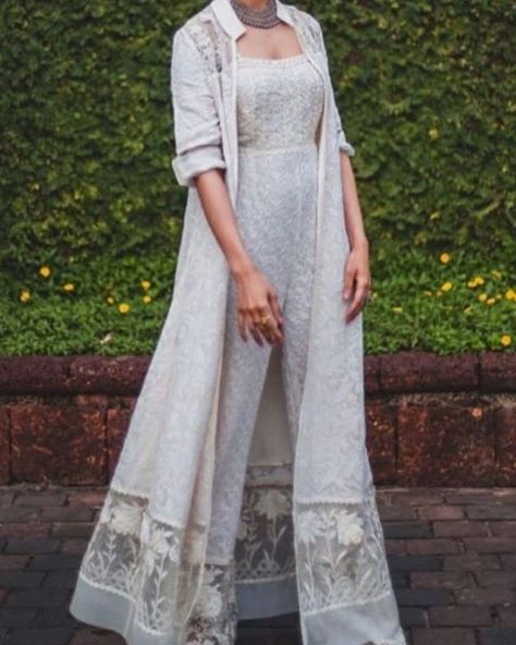 Trendy Outfits Indian, Stylish Short Dresses, Pakistani Fancy Dresses, Indian Dresses Traditional, Trendy Dress Outfits, Kurti Designs Party Wear, Designer Party Wear Dresses, Designer Dresses Casual, Stylish Party Dresses