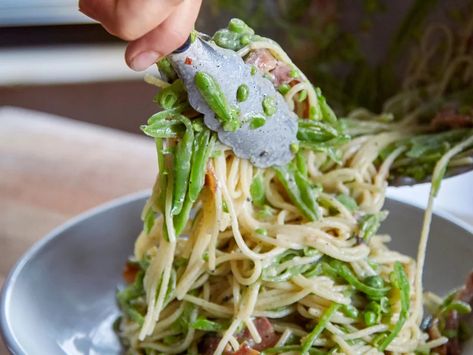 su-Pasta alla Gricia with Slivered Sugar Snap Peas Image Pork Jowl, Sugar Snap Pea Recipe, Roman Pasta, Snap Peas Recipe, Easy Veggie Side Dish, Vegan Pasta Dish, Snap Pea, Traditional Italian Dishes, Pasta Pot