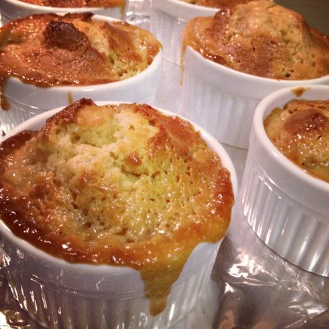 prepare yourself. i’m ’bout to get all pretentious up in here. these little beauties are called pudding chomeur cakes, a traditional quebecois (as in those-who-are-from-quebec, canada) … Maple Pudding, Pudding Chomeur, Maple Cake, Pudding Cakes, Maple Syrup Recipes, Canadian Food, Winter Desserts, Small Desserts, Pudding Cake