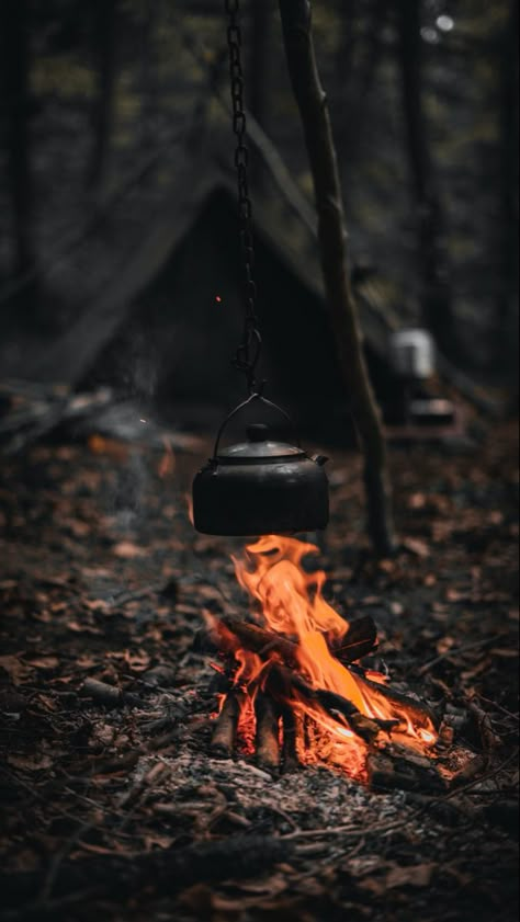 Campfire Coffee Photography, Fantasy Camping Aesthetic, Fantasy Camp Aesthetic, Wilderness Survival Aesthetic, Camp Fire Photography, Campfire Pictures, Survival Wallpaper, Survival Photography, Campfire Aesthetic