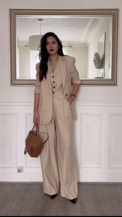 Evening Suits For Women, Female Office Outfits, Woman Suit Fashion Classy, Old Money Fashion, Female Office, Work Outfit Office, Money Fashion, Elegant Outfit Classy, Winter Fashion Outfits Casual