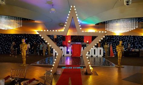 Hollywood Walk Of Fame Party, Red Carpet Design Event, Hollywood Party Centerpieces, Hollywood Red Carpet Theme, Oscar Party Decorations, Hollywood Theme Party Decorations, Old Hollywood Prom, Hollywood Prom, Old Hollywood Theme