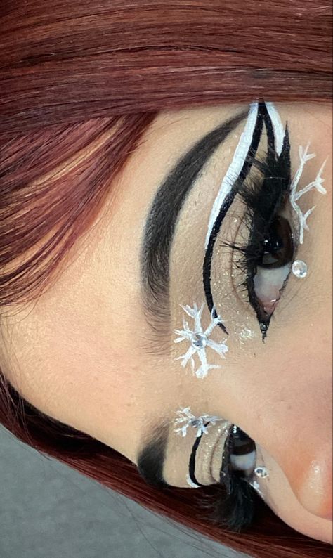 Winter Eyeliner Looks, Christmas Graphic Liner Makeup, Black Christmas Makeup, Christmas Alt Makeup, Emo Christmas Makeup, Christmas Goth Makeup, Alt Christmas Makeup, Christmas Graphic Liner, Snowflake Eyeliner