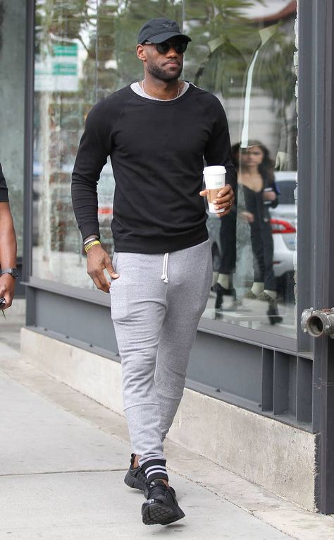 These Pictures Of LeBron James In Sweatpants Will Leave You Hypnotized Outfits With Gray Sweatpants, Guys Sweatpants Outfit, Grey Sweatpants Outfit Men, What To Wear With Grey Sweatpants, Outfits With Grey Sweatpants, Grey Sweatpants Men, Gray Sweatpants Man, Black Sweatpants Outfit, Gray Sweatpants Outfit